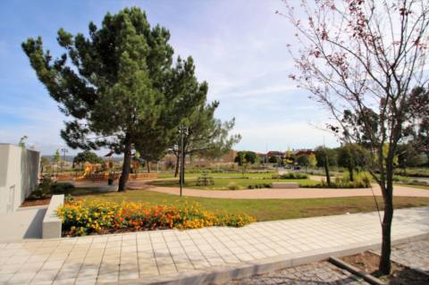 Lote de gaveto para moradia de 3 frentes