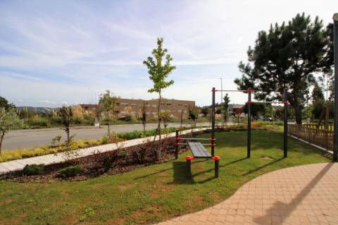 Lote de gaveto para moradia de 3 frentes