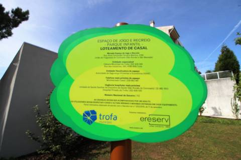 Lote de gaveto para moradia de 3 frentes