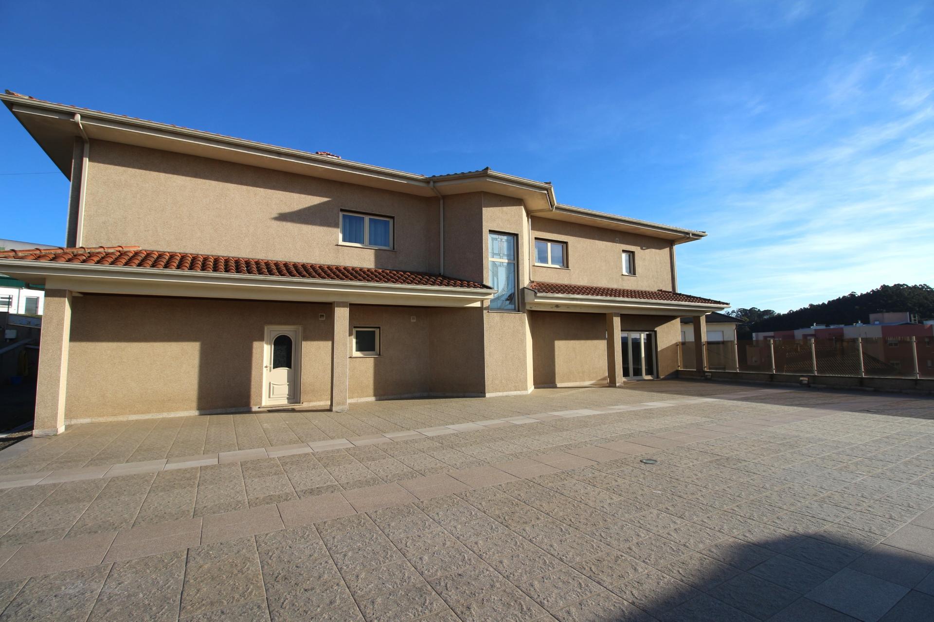 Moradia de 4 frentes com cave de 700 M2