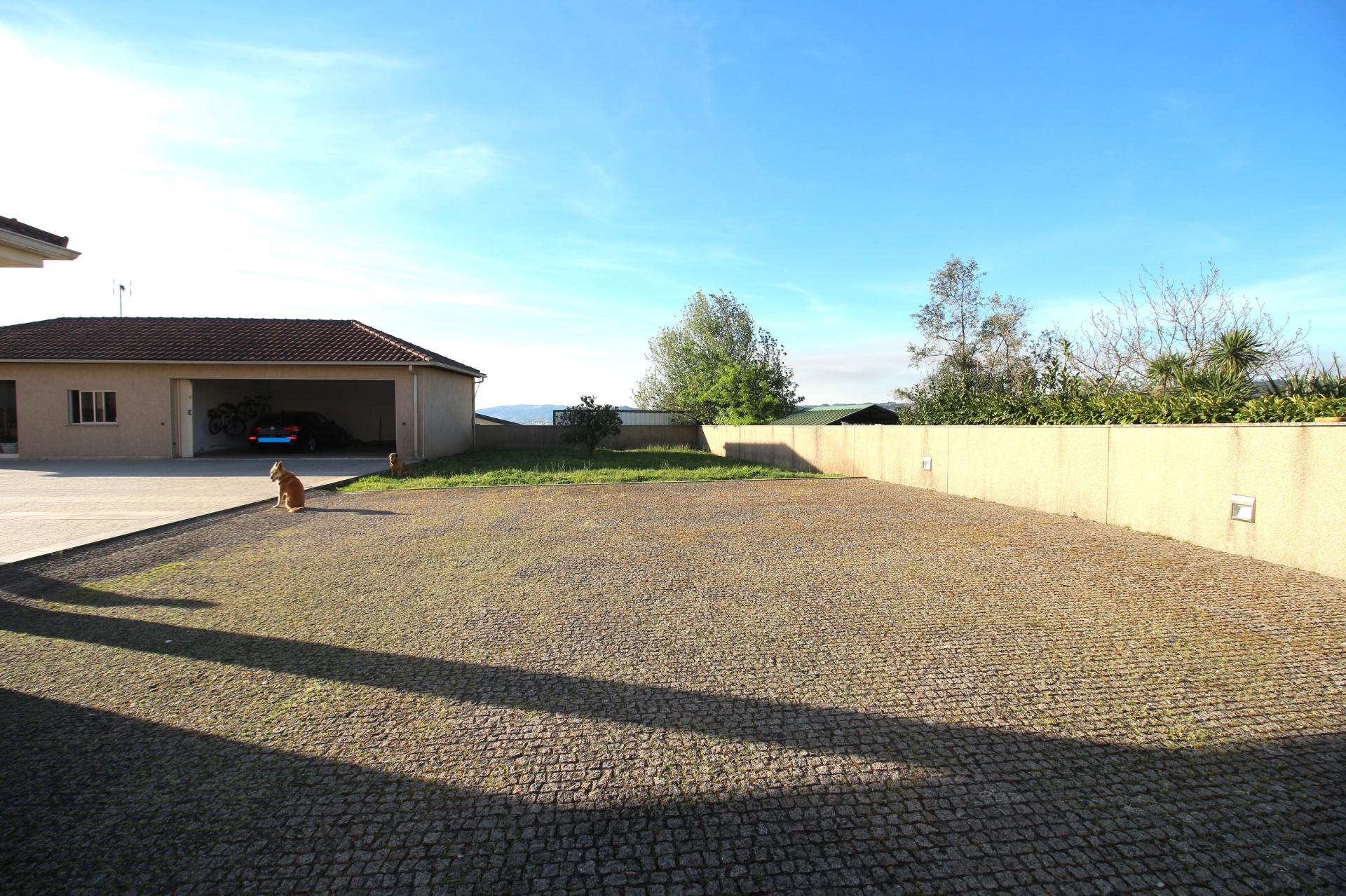 Moradia de 4 frentes com cave de 700 M2