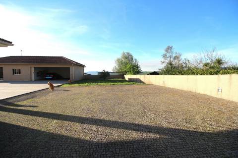 Moradia de 4 frentes com cave de 700 M2