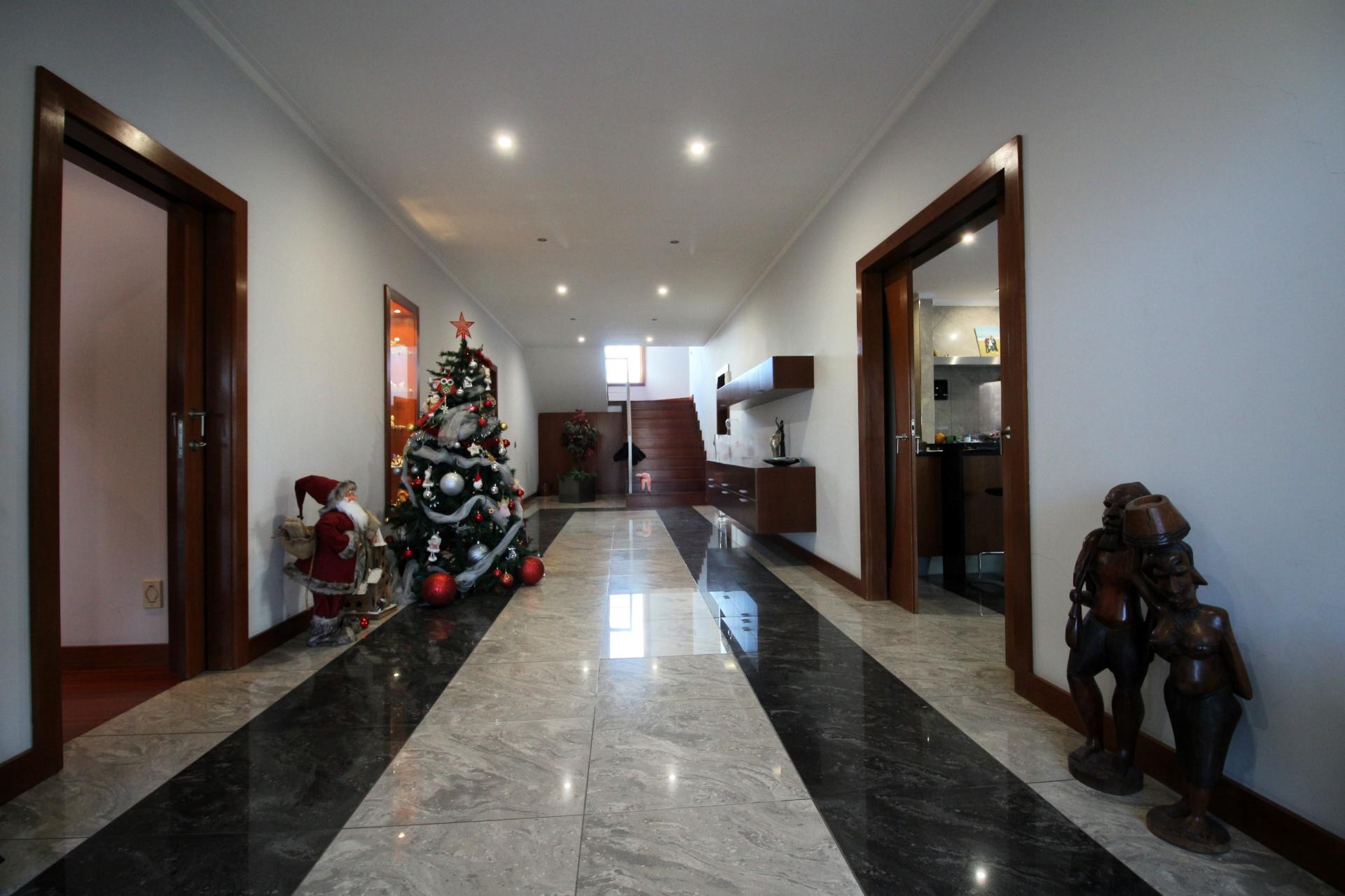 Moradia de 4 frentes com cave de 700 M2