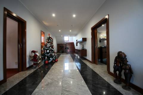 Moradia de 4 frentes com cave de 700 M2