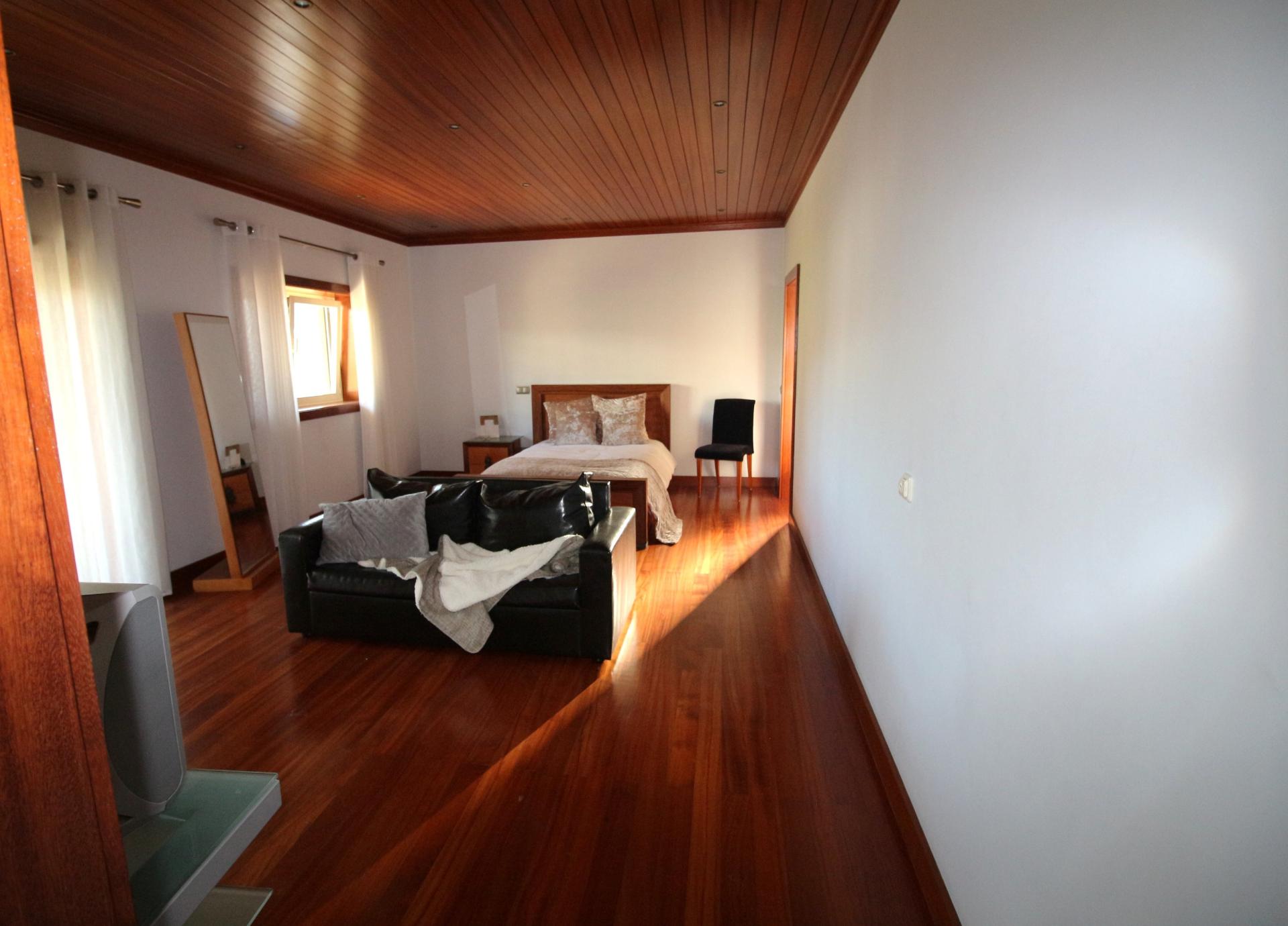 Moradia de 4 frentes com cave de 700 M2