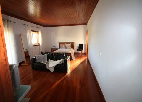 Moradia de 4 frentes com cave de 700 M2