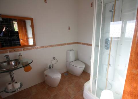 Moradia de 4 frentes com cave de 700 M2