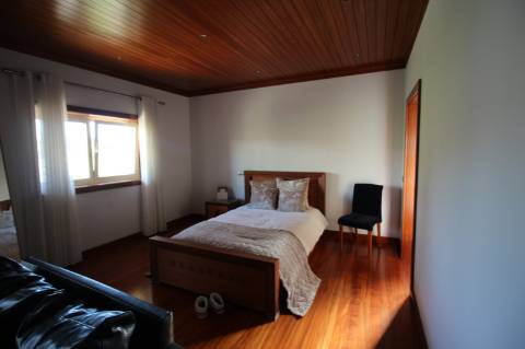 Moradia de 4 frentes com cave de 700 M2