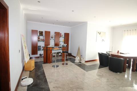 Moradia de 4 frentes com cave de 700 M2