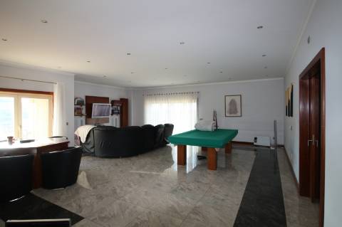 Moradia de 4 frentes com cave de 700 M2