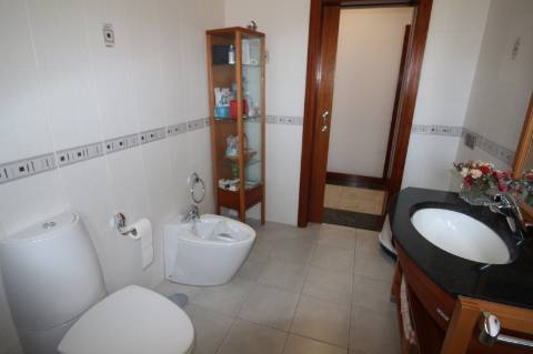 Moradia de 4 frentes com cave de 700 M2