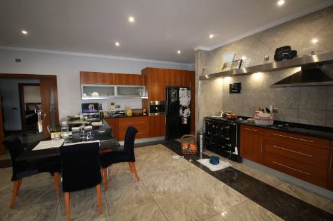 Moradia de 4 frentes com cave de 700 M2