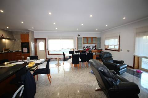 Moradia de 4 frentes com cave de 700 M2