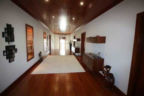 Moradia de 4 frentes com cave de 700 M2