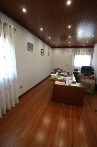 Moradia de 4 frentes com cave de 700 M2