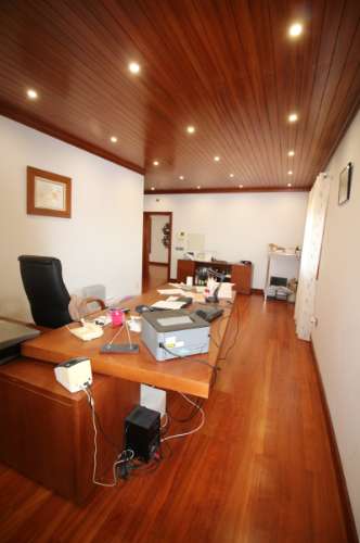 Moradia de 4 frentes com cave de 700 M2