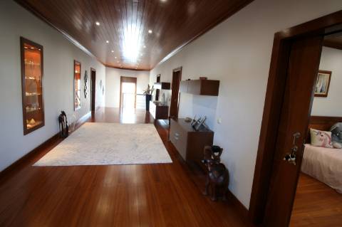 Moradia de 4 frentes com cave de 700 M2