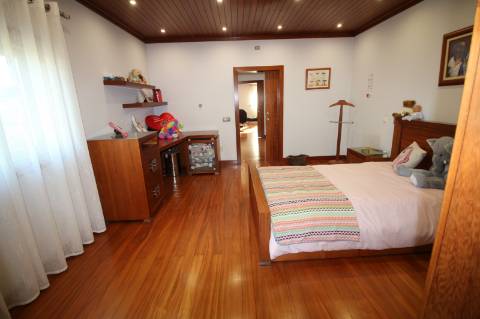 Moradia de 4 frentes com cave de 700 M2