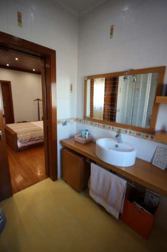 Moradia de 4 frentes com cave de 700 M2