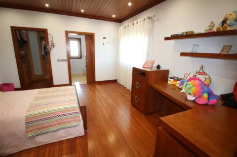 Moradia de 4 frentes com cave de 700 M2