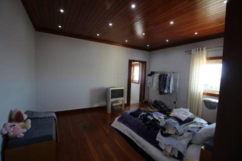 Moradia de 4 frentes com cave de 700 M2