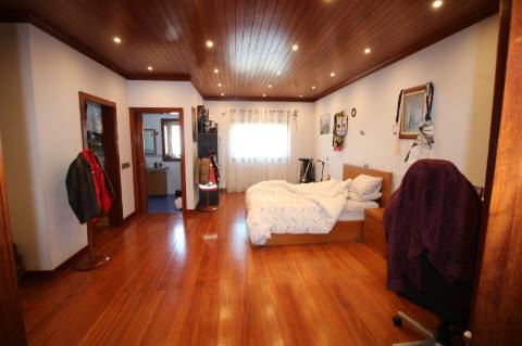 Moradia de 4 frentes com cave de 700 M2