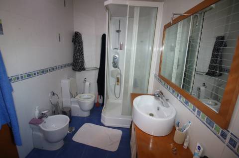 Moradia de 4 frentes com cave de 700 M2