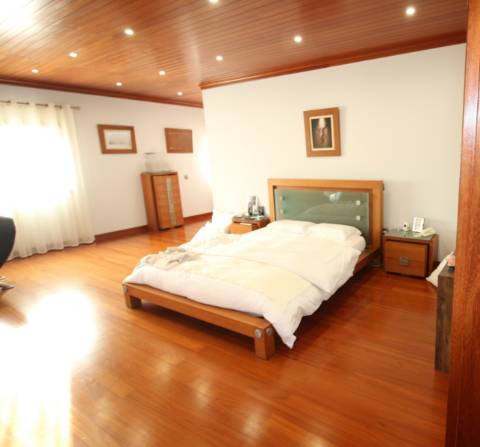 Moradia de 4 frentes com cave de 700 M2