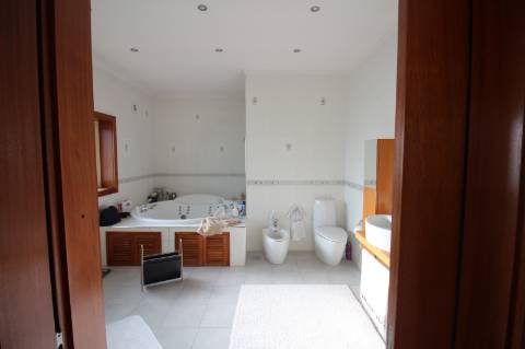 Moradia de 4 frentes com cave de 700 M2