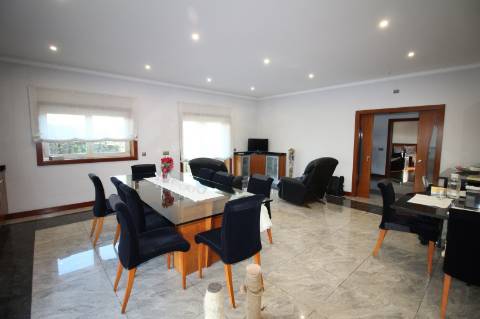 Moradia de 4 frentes com cave de 700 M2