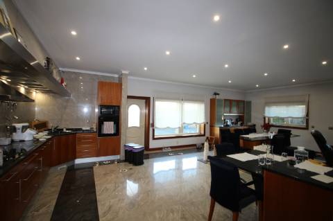 Moradia de 4 frentes com cave de 700 M2