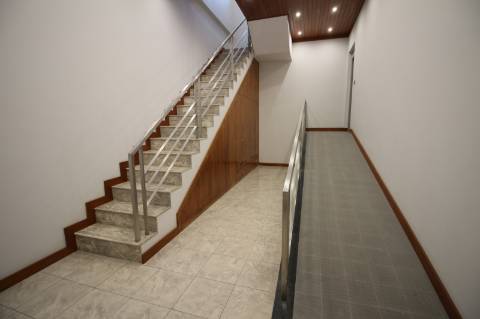 Moradia de 4 frentes com cave de 700 M2