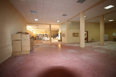 Moradia de 4 frentes com cave de 700 M2