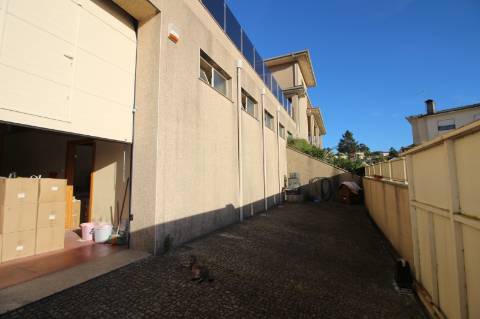 Moradia de 4 frentes com cave de 700 M2