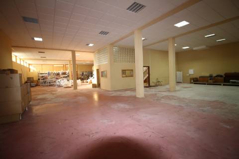 Moradia de 4 frentes com cave de 700 M2