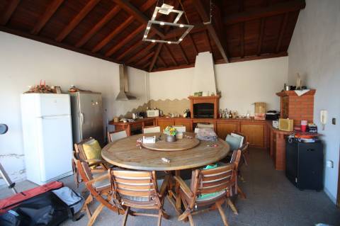 Moradia de 4 frentes com cave de 700 M2