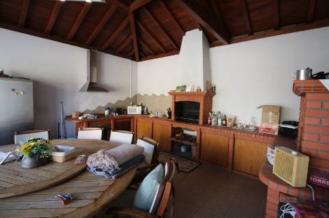 Moradia de 4 frentes com cave de 700 M2