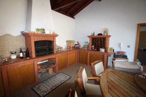 Moradia de 4 frentes com cave de 700 M2