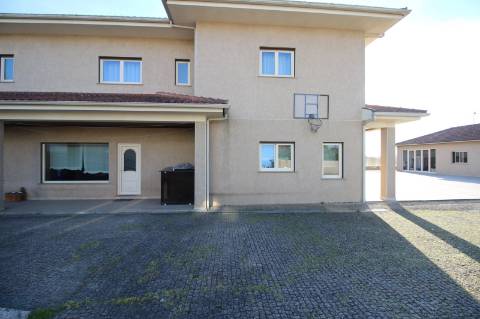 Moradia de 4 frentes com cave de 700 M2