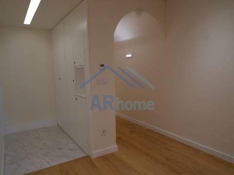 T3 totalmente reconstruído, com pátio e garagem individual