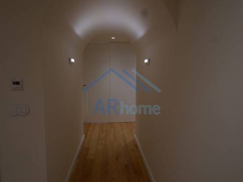 T3 totalmente reconstruído, com pátio e garagem individual