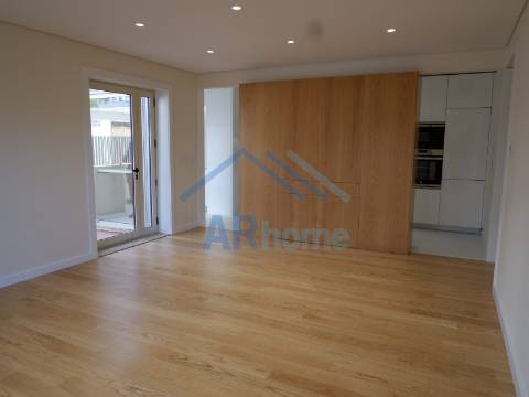 T3 totalmente reconstruído, com pátio e garagem individual