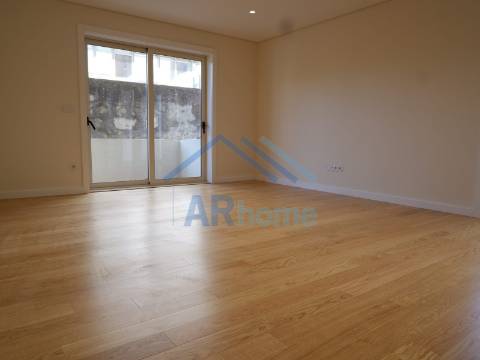 T3 totalmente reconstruído, com pátio e garagem individual