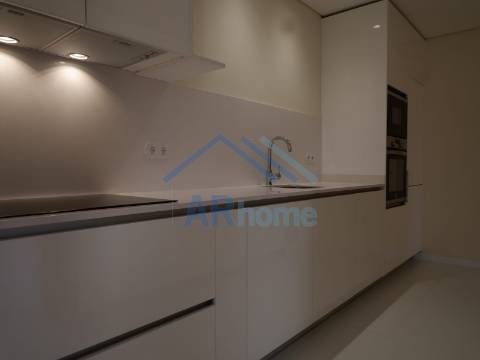 T3 totalmente reconstruído, com pátio e garagem individual