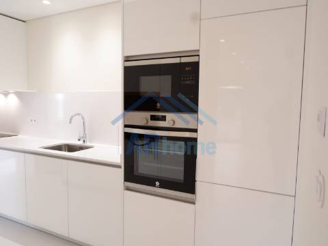 T3 totalmente reconstruído, com pátio e garagem individual