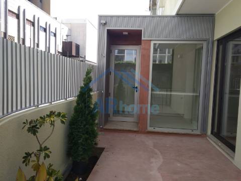 T3 totalmente reconstruído, com pátio e garagem individual