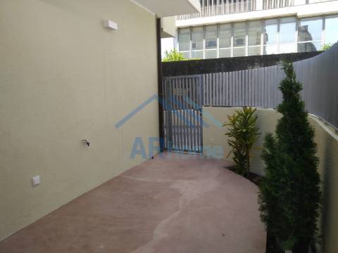 T3 totalmente reconstruído, com pátio e garagem individual