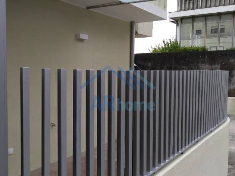 T3 totalmente reconstruído, com pátio e garagem individual