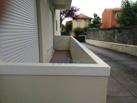 T3 totalmente reconstruído, com pátio e garagem individual