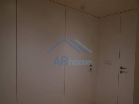 T3 totalmente reconstruído, com pátio e garagem individual